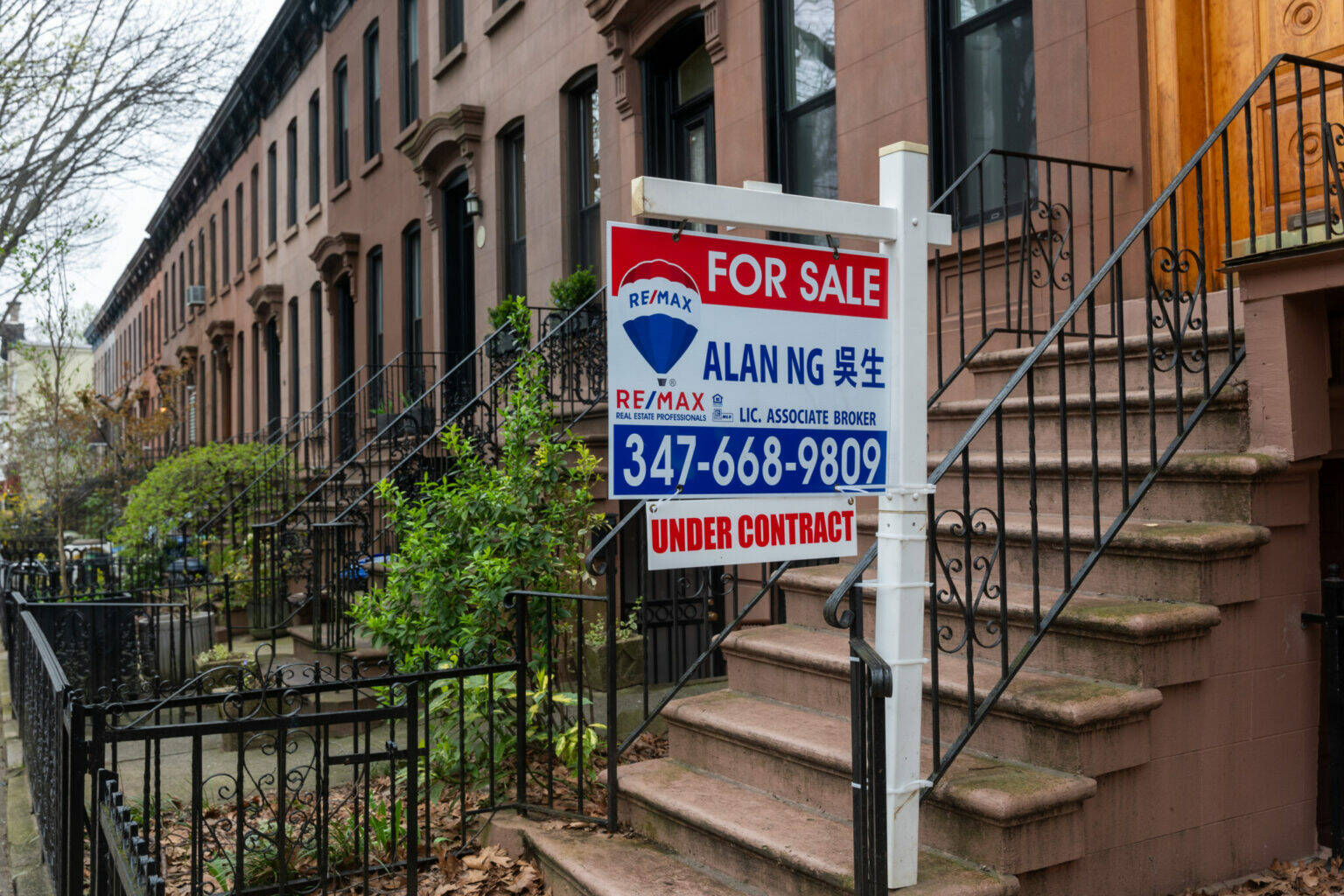 A sign advertising a home for sale is displayed outside of a Brooklyn brownstone on April 11, 2024 in New York City. As consumer inflation remained high last month, Americans are seeing steep increases in the price of rent, home, gas and food among other essential items. The continued rise in inflation means that the Federal Reserve is unlikely to cut interest rates anytime soon. (Photo by Spencer Platt/Getty Images)